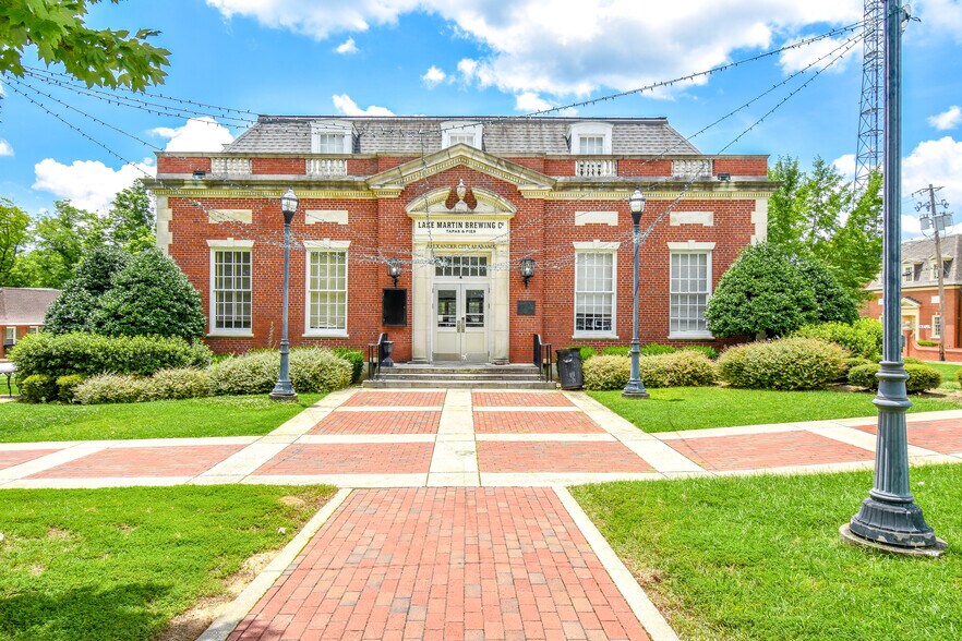 More Photos Of 82 Court Sq, Alexander City Flex For Sale