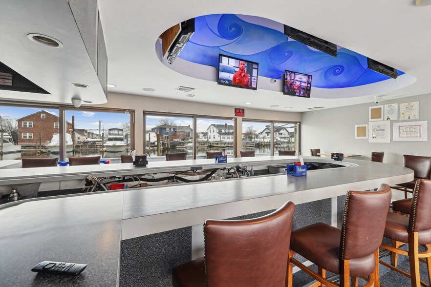 More Photos Of 103 Woodcleft Ave, Freeport Restaurant For Sale