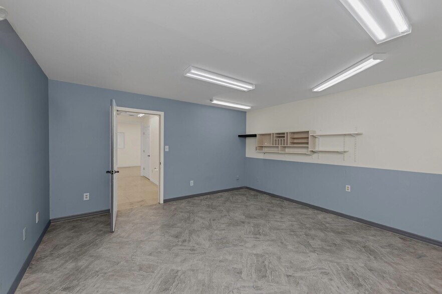 More Photos Of 565 Frederica Ln, Dunedin Warehouse For Lease