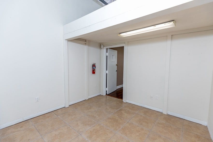 More Photos Of 2441 NW 93rd Ave, Miami Showroom For Sale
