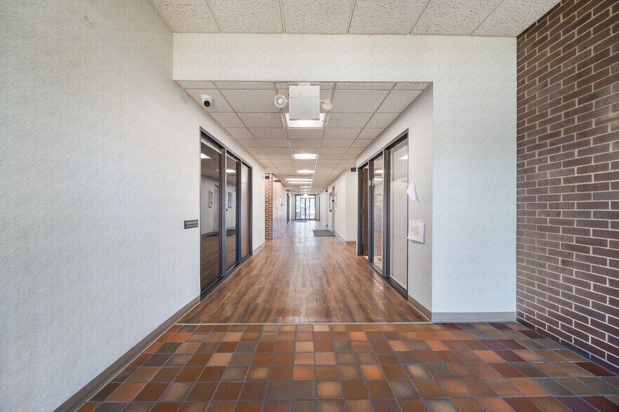 More Photos Of 7000 W 111th St, Worth Medical For Sale