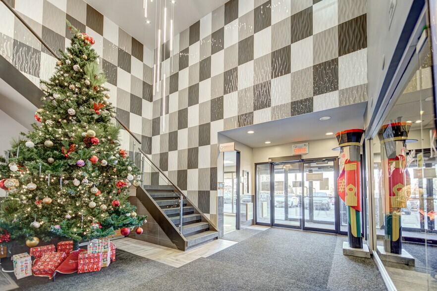 More Photos Of 1435 Boul Saint-Martin O, Laval Office For Lease