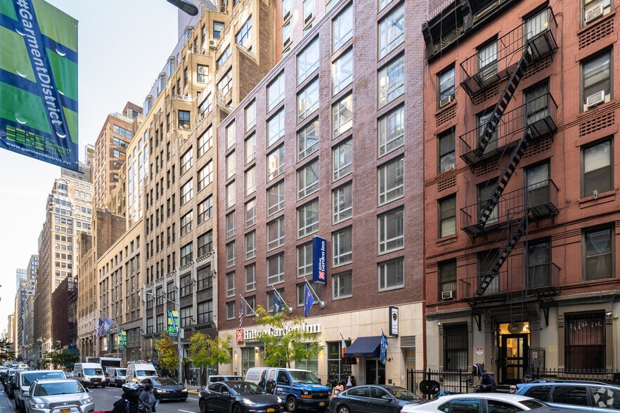 More Photos Of 326 W 37th St, New York Hotel For Lease