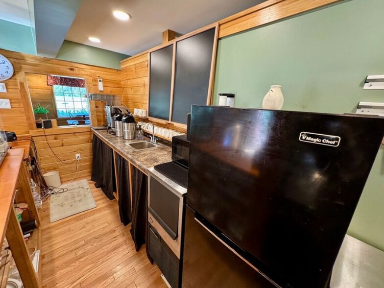 More Photos Of 3052 US-5 Rt, East Thetford Specialty For Sale