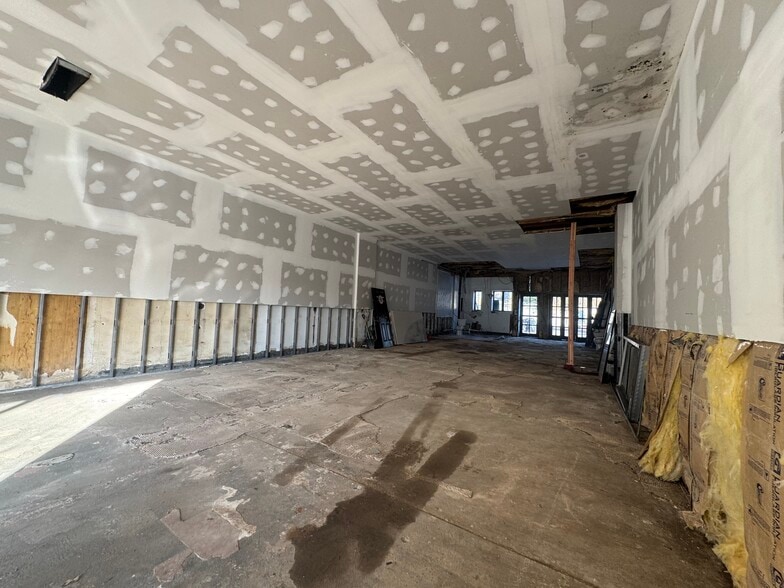 More Photos Of 12 Northern Blvd, Great Neck Storefront For Sale