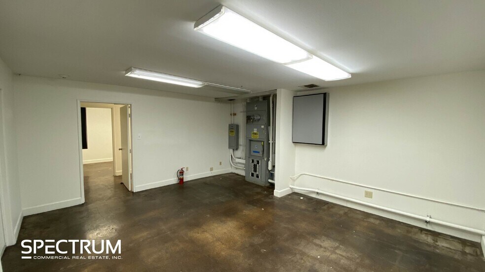 More Photos Of 7002 Sophia Ave, Van Nuys Showroom For Lease