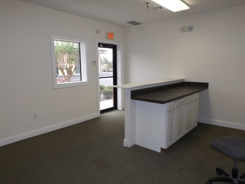 More Photos Of 124-146 Park Center St, Leesburg Light Manufacturing For Lease