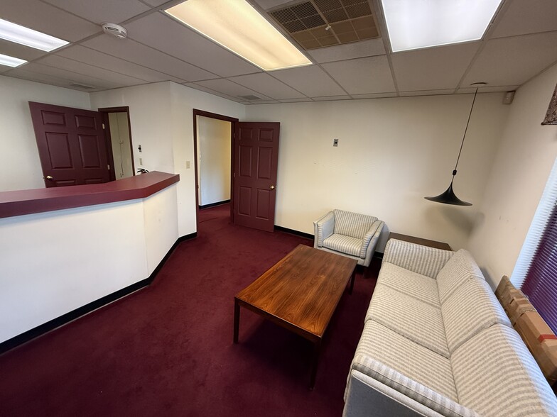 More Photos Of 403 Chatham Sq, Fredericksburg Office For Sale