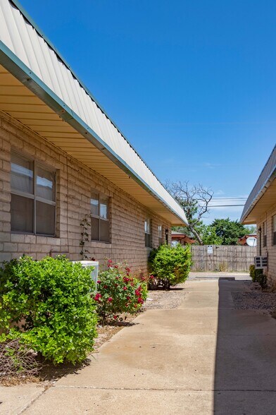More Photos Of 1102 Sherman Ave, Levelland Apartments For Sale