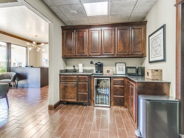 More Photos Of 2425 Wilcox Dr, Norman Office For Sale