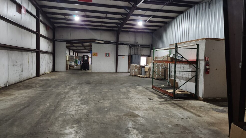 More Photos Of 1975 County Road 1605, Rusk Manufacturing For Sale