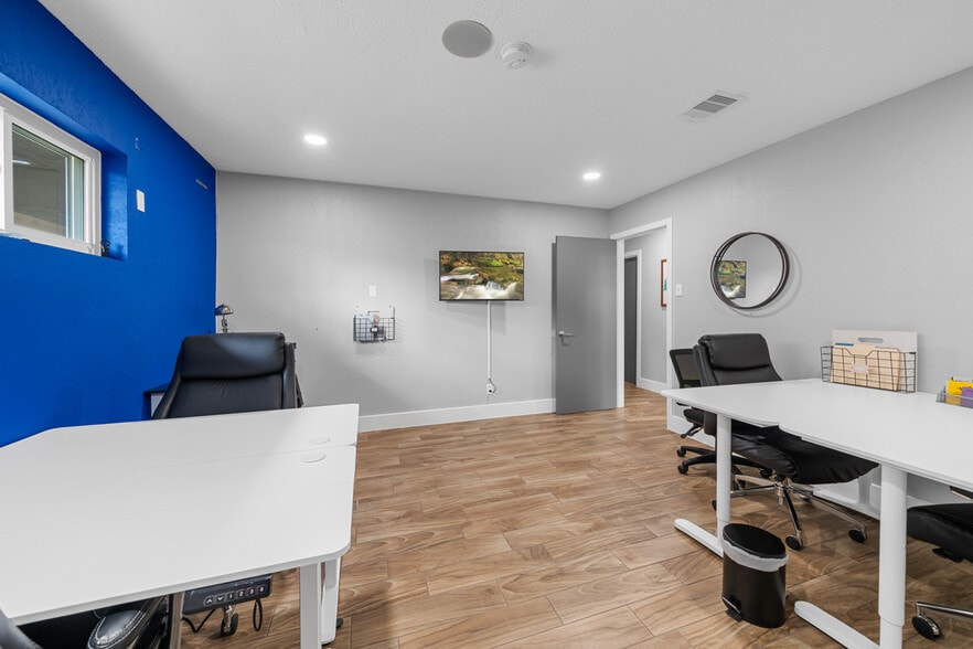 More Photos Of 29519 W Hawthorne Dr, Spring Flex For Sale