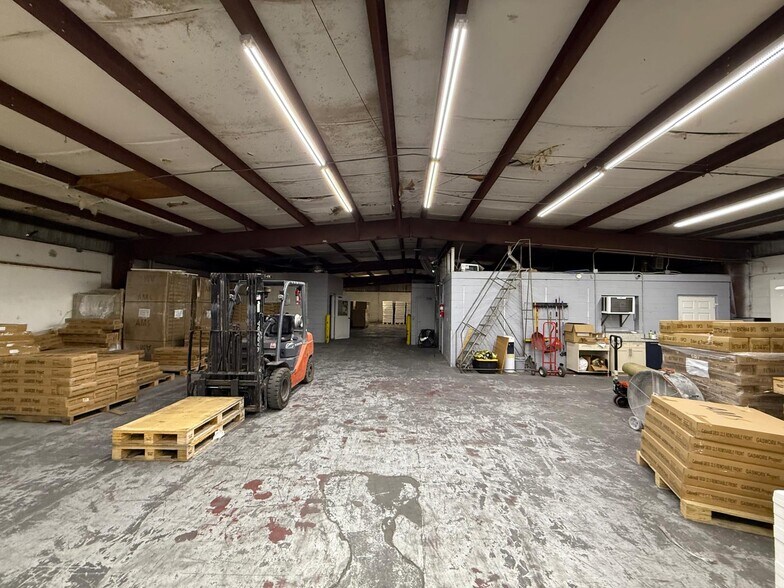 More Photos Of 325 Rand Yard Rd, Sanford Warehouse For Lease