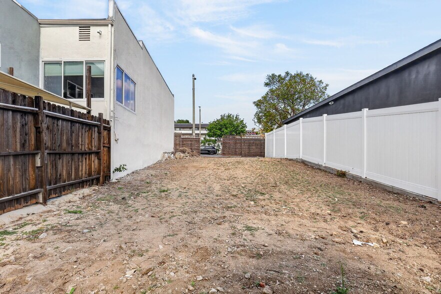 More Photos Of 9939 Commerce Ave, Tujunga Storefront For Sale