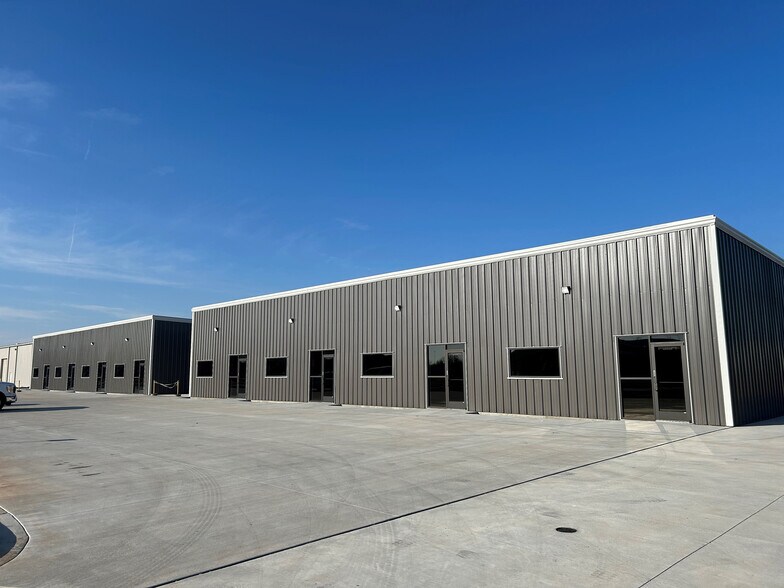 Primary Photo Of 3725-3729 N Ridgewood St, Wichita Light Distribution For Lease