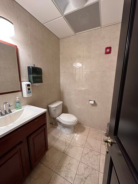 More Photos Of 25 Nassau Ln, Island Park Office For Lease