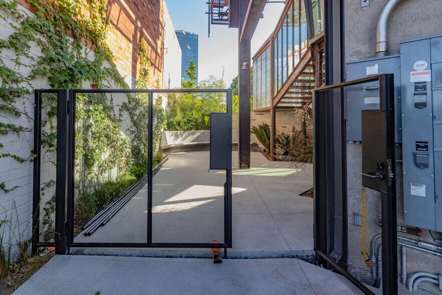 More Photos Of 3050 S La Cienega Blvd, Culver City Storefront Retail Office For Sale