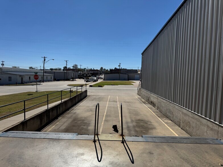 More Photos Of 130 E 9th St, Ada Warehouse For Lease