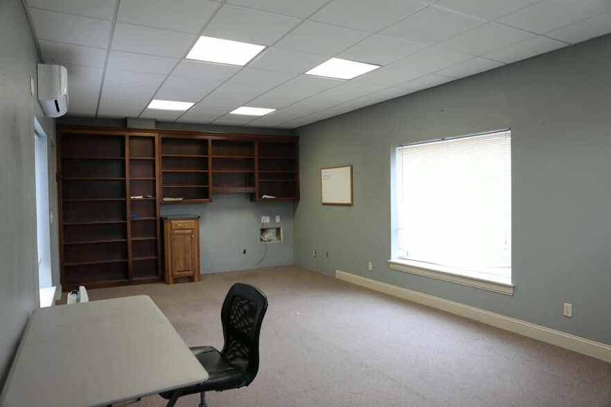 More Photos Of 126 S Pine St, Ponca City Warehouse For Sale