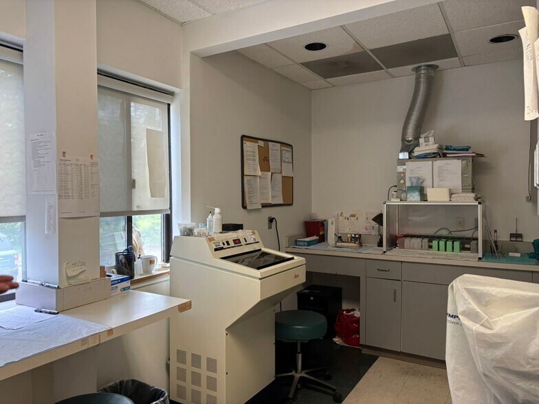 More Photos Of 1547 Columbia Tpke, Castleton Medical For Sale