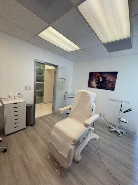 More Photos Of 881 Dover Dr, Newport Beach Medical For Lease