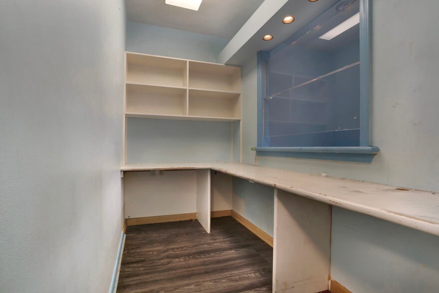 More Photos Of 127 Bedford Ave, Brooklyn Storefront Retail Office For Lease