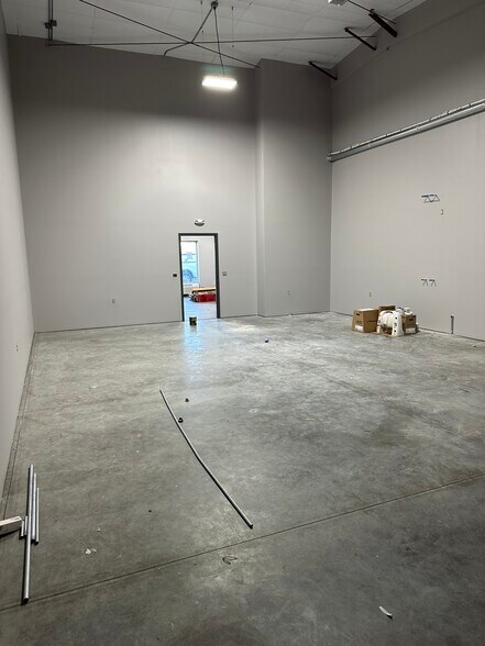 More Photos Of 4569 Dixie hwy, Elizabethtown Light Distribution For Lease