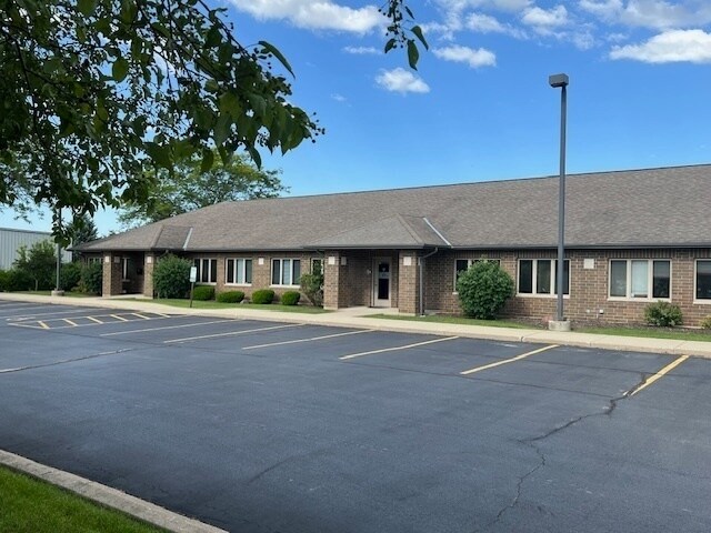 Primary Photo Of 755 McArdle Dr, Crystal Lake Office For Lease