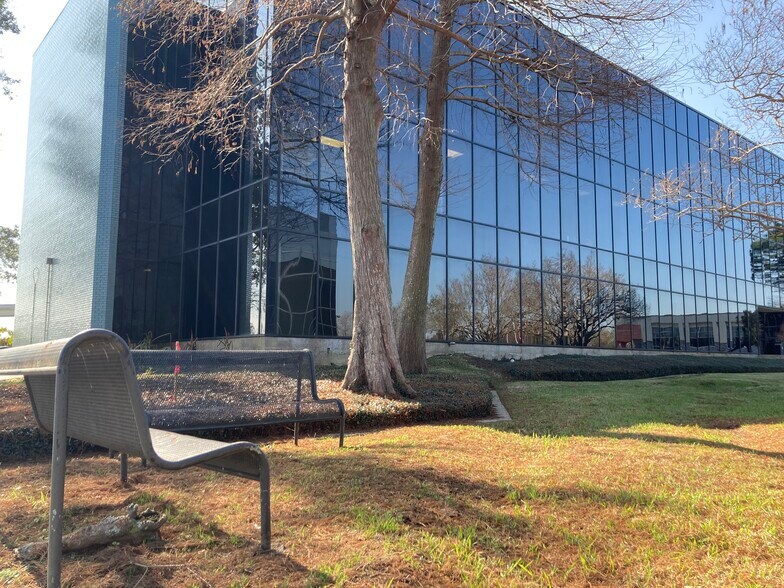 More Photos Of 6660 Riverside Dr, Metairie Unknown For Lease