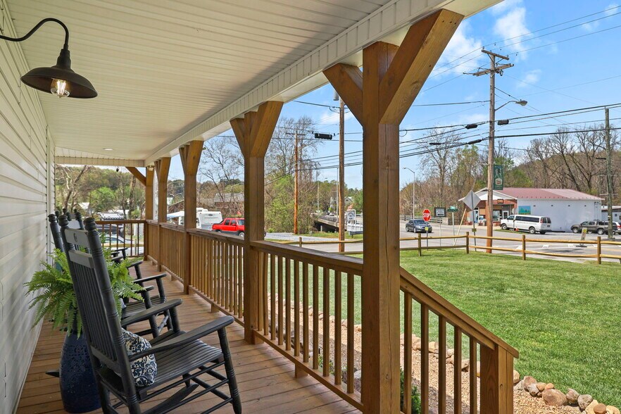 More Photos Of 100 S Railroad Ave, Damascus Apartments For Sale
