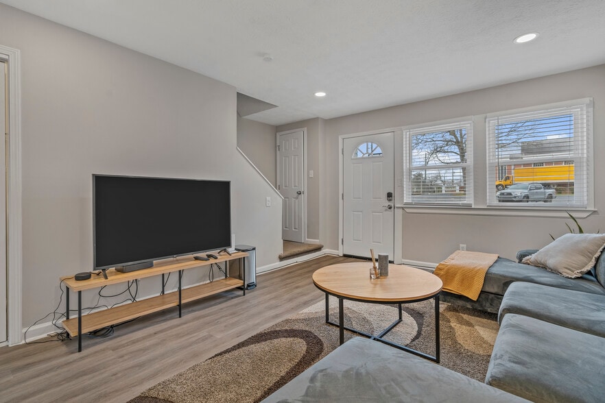 More Photos Of 1749 Hawthorne Ave, College Park Apartments For Sale
