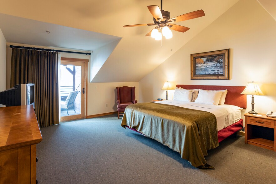 More Photos Of 41-45 Lakeshore Dr, Sagle Hotel For Sale