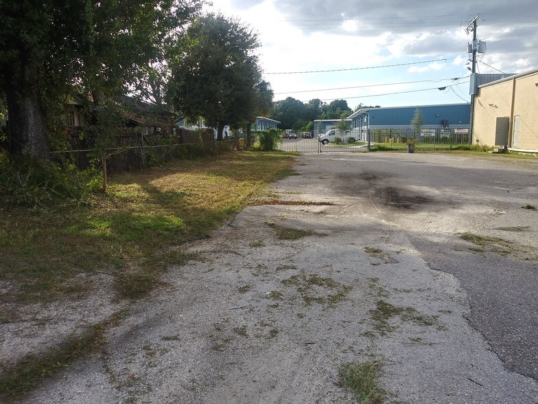 More Photos Of 5017 N Coolidge Dr, Tampa Warehouse For Lease