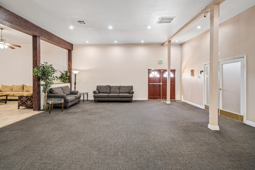 More Photos Of 8837 E Palmdale Blvd, Palmdale Research And Development For Sale