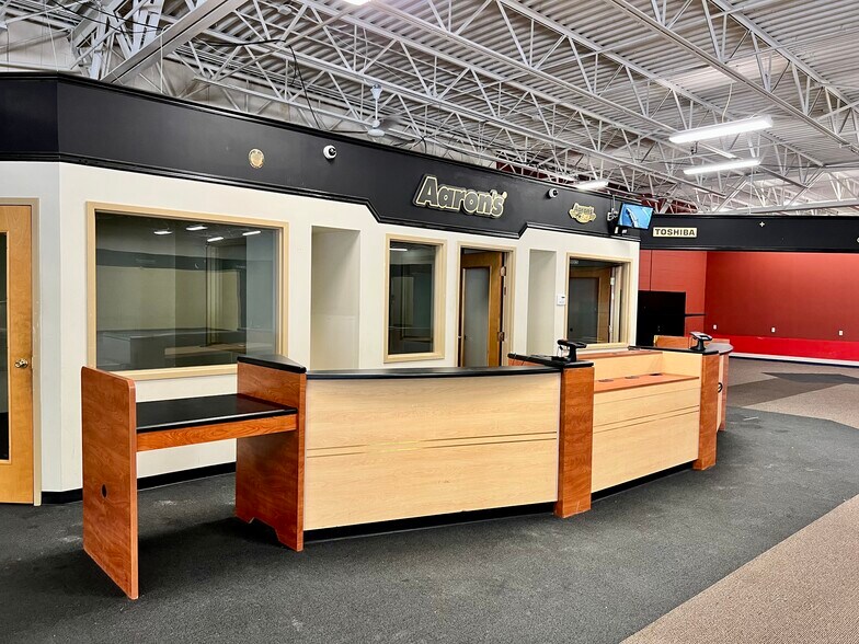 More Photos Of 2850 N Market St, Shreveport General Retail For Sale