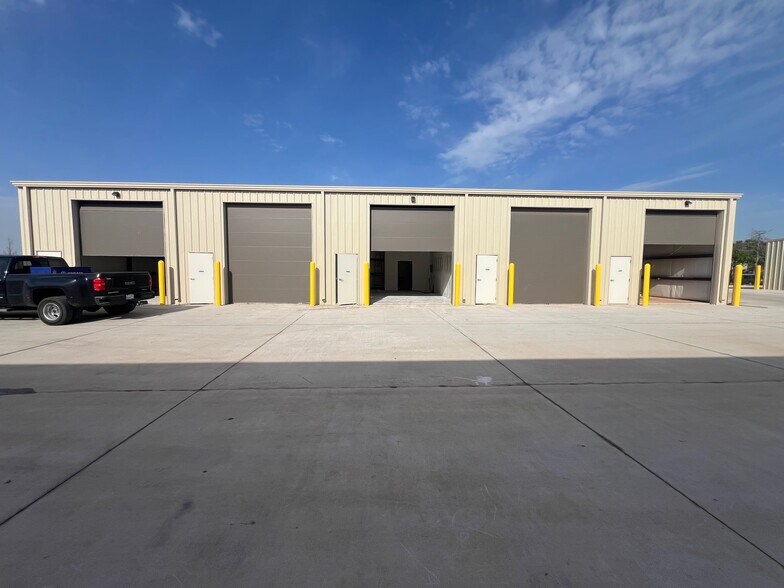 More Photos Of 1600 S Broadway Ave, Moore Self Storage For Lease