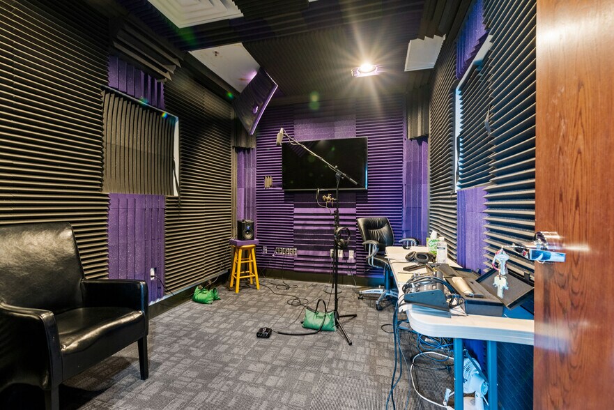 More Photos Of 382 W Park Cir, Provo Office For Sale