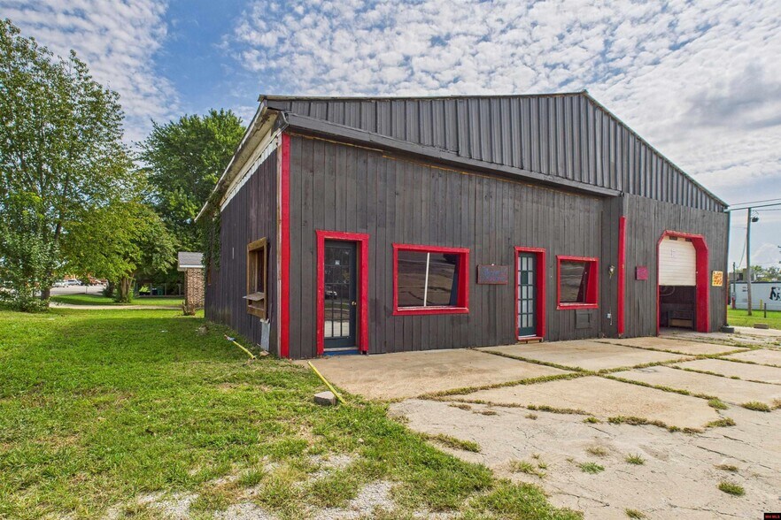 Primary Photo Of 208 N 1st St, Flippin Auto Repair For Sale