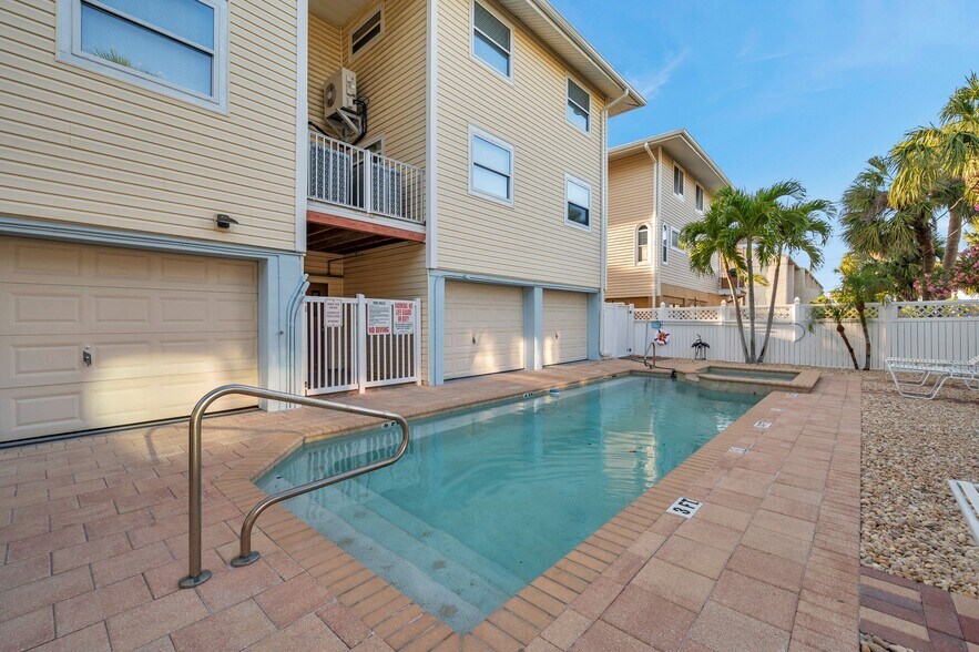 More Photos Of 1809 Gulf Blvd, Indian Rocks Beach Apartments For Sale