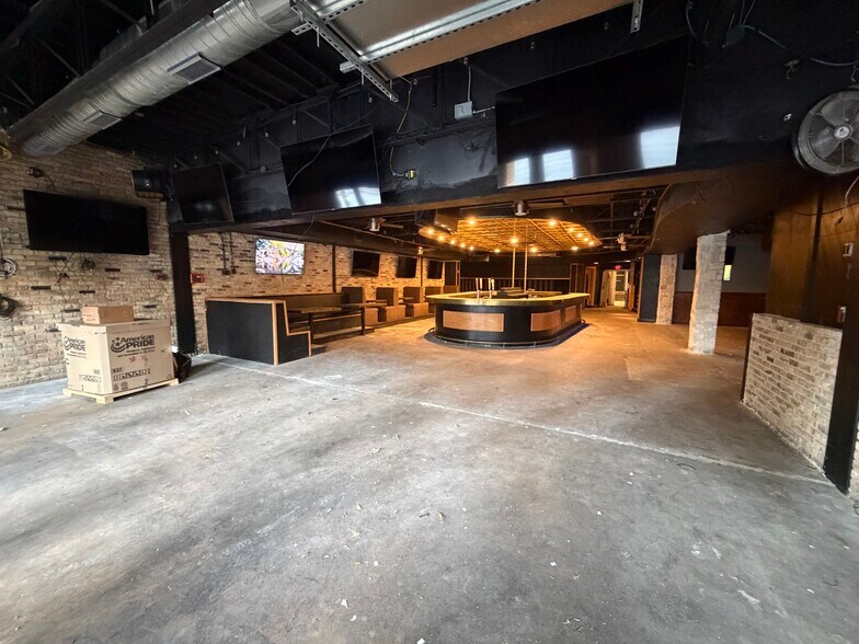 More Photos Of 710 W 6th St, Austin Bar For Lease