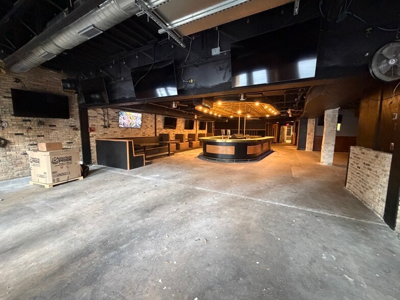 More Photos Of 710 W 6th St, Austin Bar For Lease