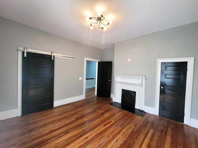 More Photos Of 302 Picadilly St, Columbia Specialty For Sale
