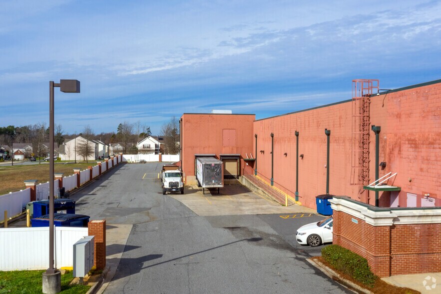 More Photos Of 5706 Wyalong Dr, Charlotte Storefront For Lease