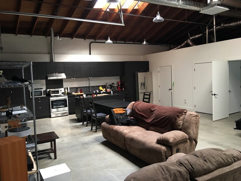 More Photos Of 3601-3605 E 8th St, Los Angeles Distribution For Lease