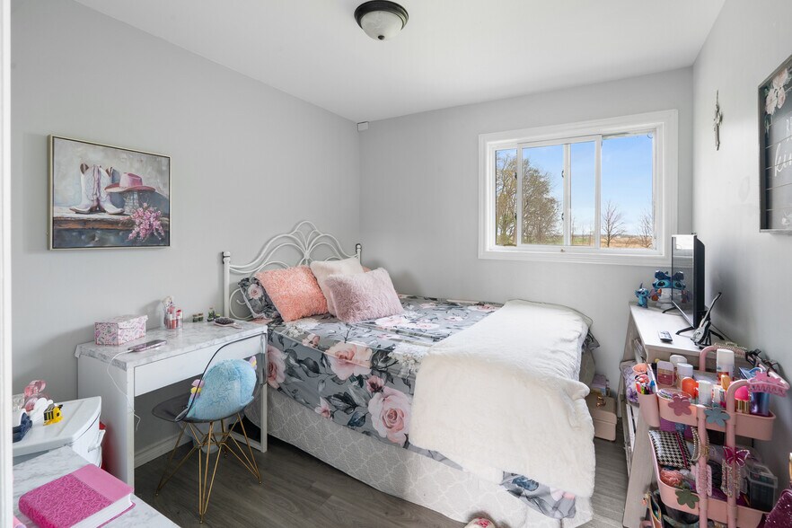 More Photos Of 2024 Dufferin Av, Wallaceburg Apartments For Sale