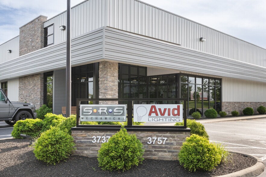 More Photos Of 3737-3757 Parkway Ln, Hilliard Showroom For Lease