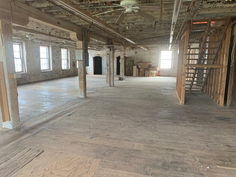 More Photos Of 125 N Market St, Petersburg Warehouse For Sale