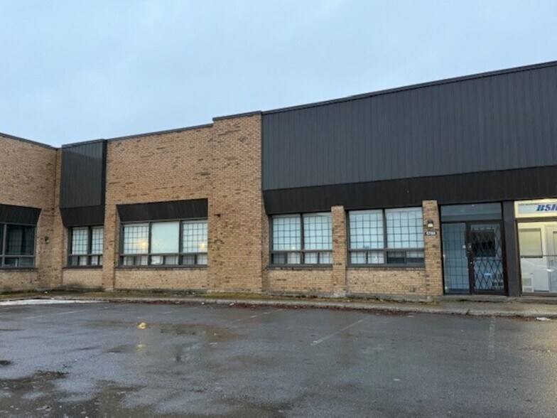Primary Photo Of 5754-5800 Av Royalmount, Mont-Royal Distribution For Lease