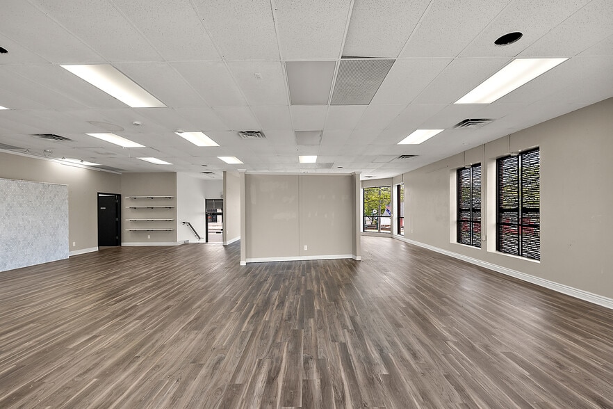 More Photos Of 150 E University Dr, Rochester Storefront Retail Office For Lease