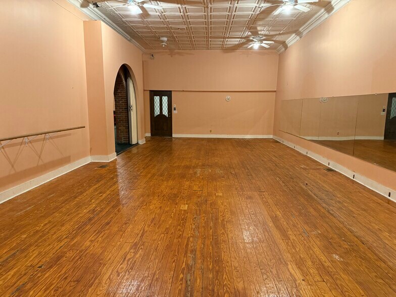 More Photos Of 105 1st Ave N, Lewisburg General Retail For Lease